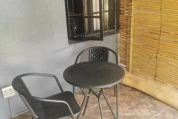 膳宿费 Karoozin Village