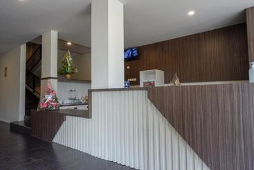 Hotel Reddoorz Plus Near Solo Baru