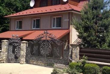 فندق صغير вишиванка