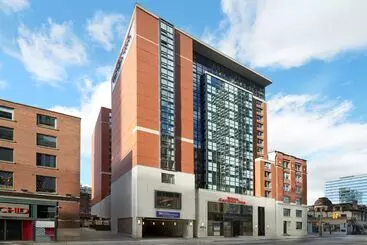Отель Revery Toronto Downtown, Curio Collection By Hilton