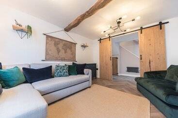 קוטג'' The Flags