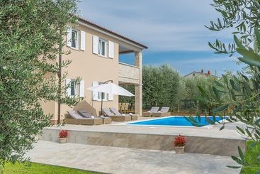 بيت ريفى Modern Newly Built Villa In A Beautiful Location With Private Pool And Garden