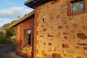 Barossa Glen ~ Henri's Cottage ~ Bed & Breakfast