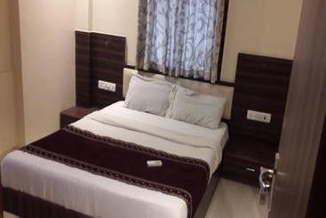 Hotel Oyo 80805  Golden City