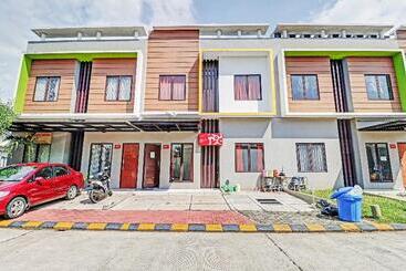 ホテル Oyo 90452 Pillow Inn