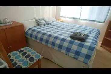 بنسيون Room In Guest Room   Double With Shared Bathroom Sleeps 1 2 Located 5 Minutes From Heathrow Dsbyr