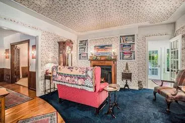 Yelton Manor Bed And Breakfast