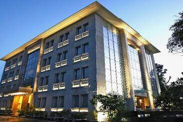 호텔 Muse Sarovar Portico Nehru Place