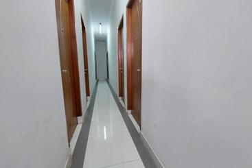 Hotel Oyo 90498 Kandaga Guest House