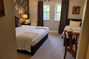 Отель Brook Hall