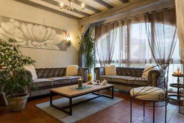 Отель Logis Hôtel Médiéval, Montélimar Nord