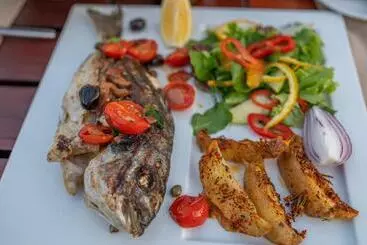 4reasons Hotel + Bistro | 12+