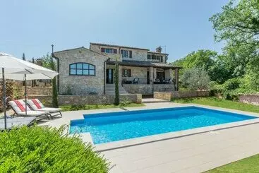 کلبه Enchanting Villa With Beautiful Stone Architecture And Private Pool