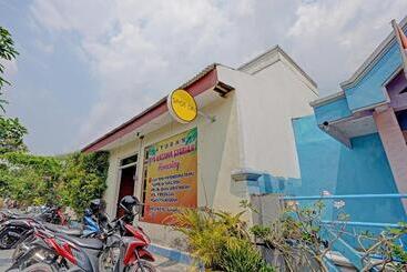 Hotel Spot On 90586 Hagawa Syariah Homestay