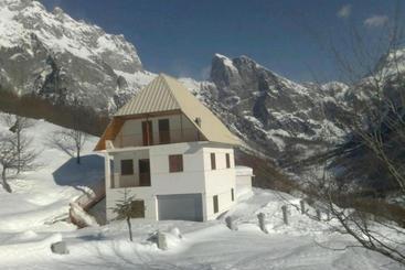 Pensionat Alpbes Theth Guesthouse