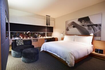 Le Germain Hotel Maple Leaf Square