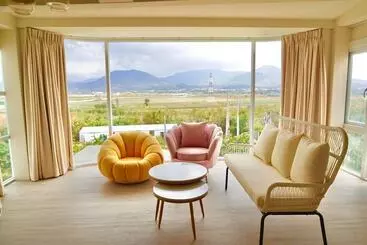 تختخواب و صبحانه Alpha Villa
