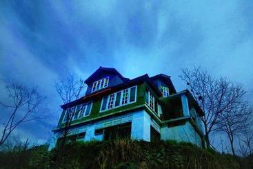 Hotel The Jungle Inn Resort & Restaurant