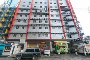 Hotel Reddoorz At Crowne One Condo