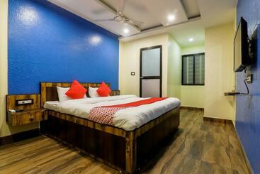 Hotel Vaccinated Staff  Oyo 36201 Sangam Grand