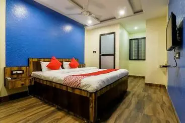 Hotel Vaccinated Staff  Oyo 36201 Sangam Grand