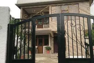 ペンション Lela's Guest House