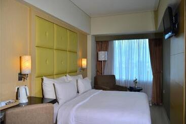 בית מלון כפרי Santika Makassar