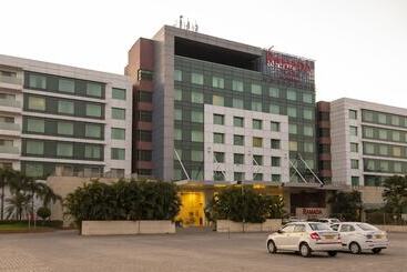 בית מלון כפרי Ramada Plaza By Wyndham Pune Hinjewadi