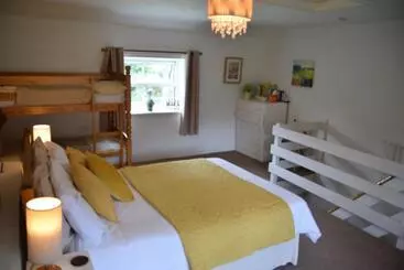 ホテル Sweetbriar Cottage Bed & Breakfast And Camping
