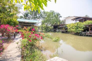 호텔 Oyo 696 Reuntonnam Amphawa