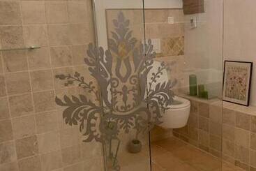 Bed and Breakfast Le Mas Des Roses 1884