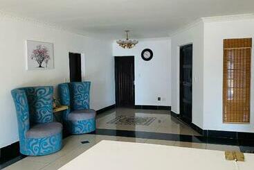 Pension Airport Doozy Guest House