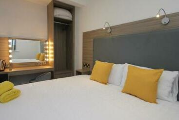 Bed and Breakfast Guest Rooms @ 128