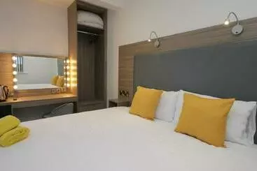 Bed and Breakfast Guest Rooms @ 128