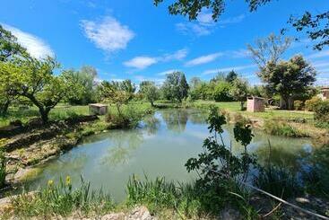 مبيت وإفطار Les Buisses En Provence