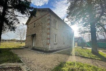 Pensiune Manoir En Pierre Chartres