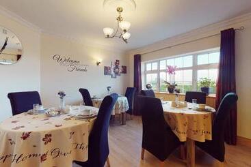 Ross Beach Family Farmhouse B&b