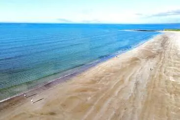 Ross Beach Family Farmhouse B&b