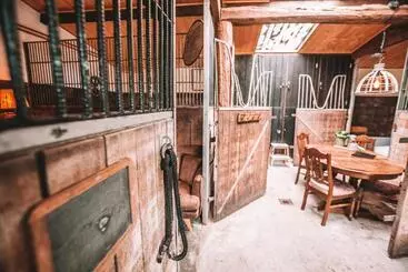 Hostel Crash Nstay   Paardenstal