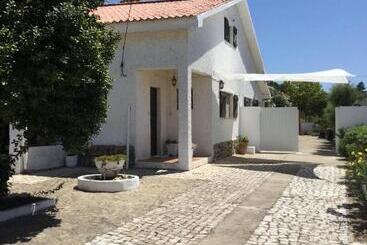 تختخواب و صبحانه Amendoeirashouse