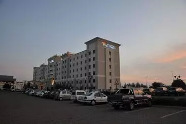 בית מלון כפרי Metcourt At Emperors Palace