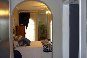 Bed and Breakfast Little Umhlanga. Sunflower Suite