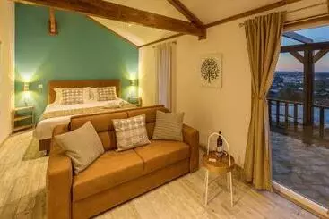 تختخواب و صبحانه The Olive Hill Guesthouse