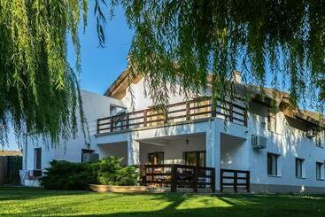 Пансион Califarul Alb