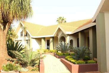 פנסיון Crownhill Guesthouse