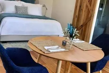 تختخواب و صبحانه Messmates Luxury Eco Suites