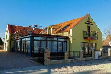Lägenhetshotell Ponty Papa Rendezvényház