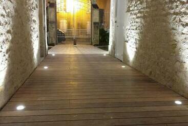 Au Loup Historic Apartments