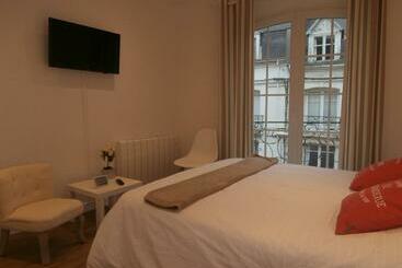 تختخواب و صبحانه Au Claire De Lune