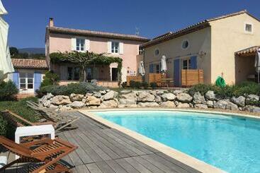 بنسيون Au Pied Du Ventoux